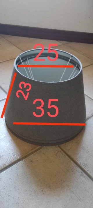 Tre paralumi grigi in tessuto