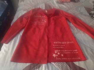 Chaqueta roja con texto
