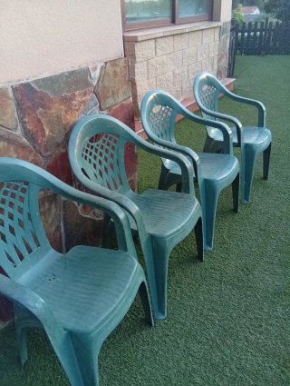 Sillas de plástico verdes (4 unidades)