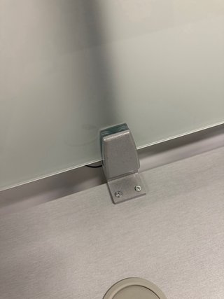 Scrivania da ufficio con cassettiera e sedia