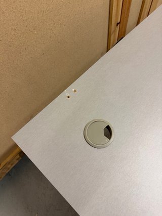 Scrivania da ufficio con cassettiera e sedia