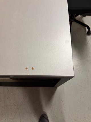 Scrivania da ufficio con cassettiera e sedia
