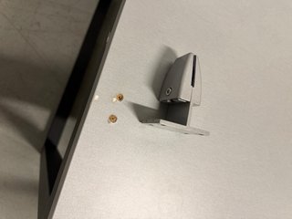 Scrivania da ufficio con cassettiera e sedia