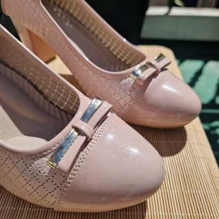 Zapatos de tacón rosa y dorados sin usar