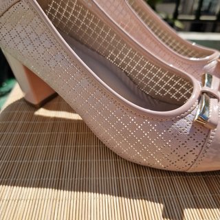 Zapatos de tacón rosa y dorados sin usar