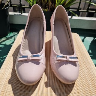 Zapatos de tacón rosa y dorados sin usar