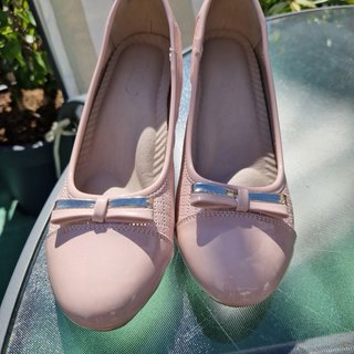Zapatos de tacón rosa y dorados sin usar