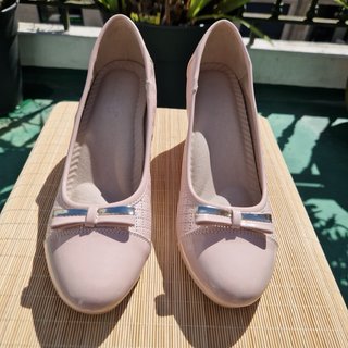 Zapatos de tacón rosa y dorados sin usar