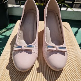 Zapatos de tacón rosa y dorados sin usar