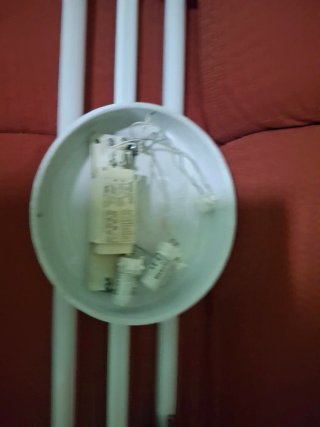 Plafón de techo blanco con 2 tubos