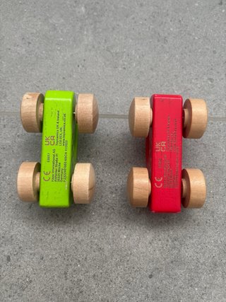 Coches de madera Hape (2 unidades)
