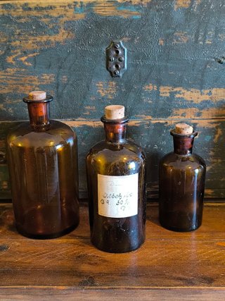 Conjunto de 3 botellas de botica o farmacia