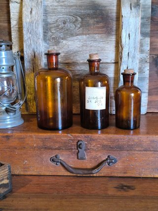 Conjunto de 3 botellas de botica o farmacia