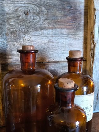 Conjunto de 3 botellas de botica o farmacia