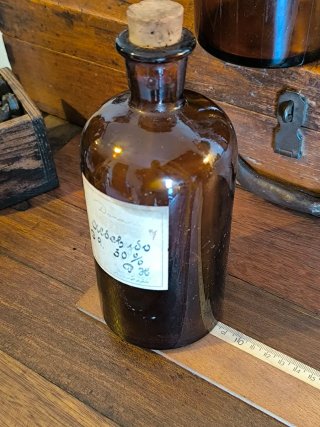 Conjunto de 3 botellas de botica o farmacia