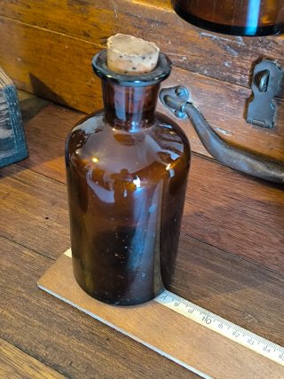 Conjunto de 3 botellas de botica o farmacia