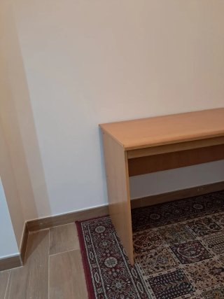 Mesa de estudio de madera clara
