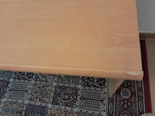 Mesa de estudio de madera clara