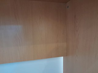 Mesa de estudio de madera clara