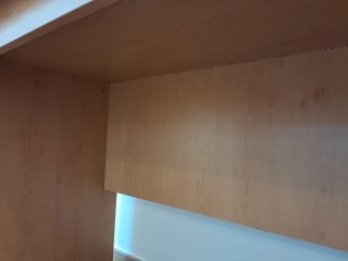 Mesa de estudio de madera clara