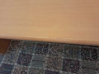 Mesa de estudio de madera clara