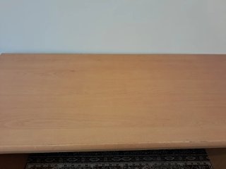 Mesa de estudio de madera clara