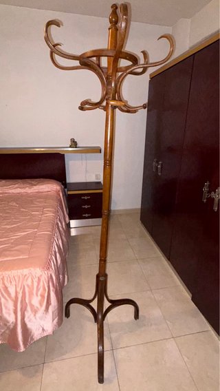 Perchero de madera para dormitorio
