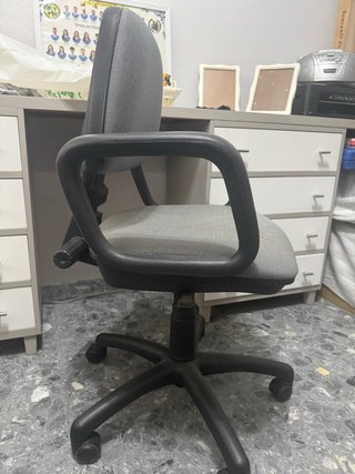 Silla de oficina giratoria gris. Entrega en mano