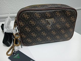 Bolso Guess de mano para hombre.