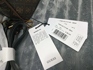 Bolso Guess de mano para hombre.