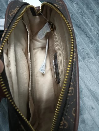 Bolso Guess de mano para hombre.