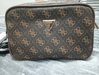 Bolso Guess de mano para hombre.