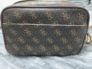 Bolso Guess de mano para hombre.
