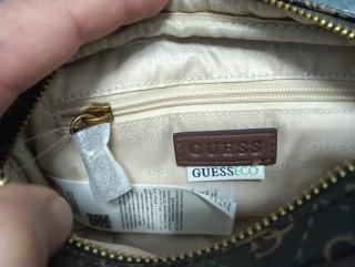 Bolso Guess de mano para hombre.