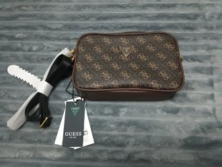 Bolso Guess de mano para hombre.