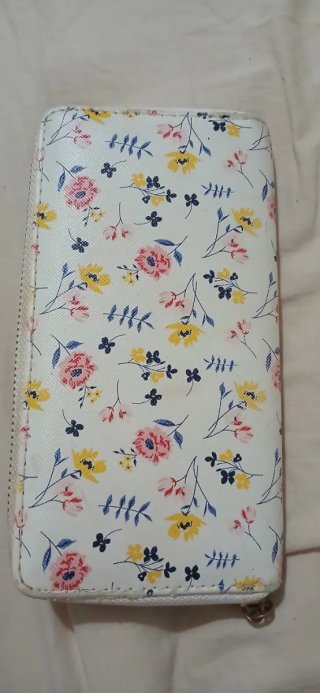 Cartera con estampado floral