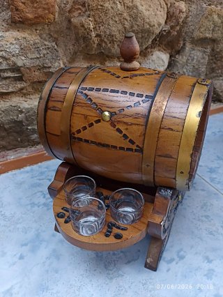 Barrica de madera con vasos