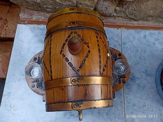 Barrica de madera con vasos