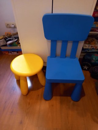 Silla y taburete infantil azul y amarillo