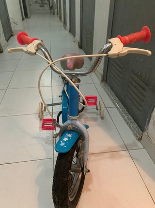 Bicicleta infantil azul con ruedines