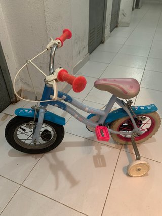 Bicicleta infantil azul con ruedines