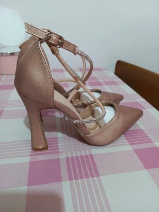 Zapatos tacón tiras cruzadas pedrería oro rosa