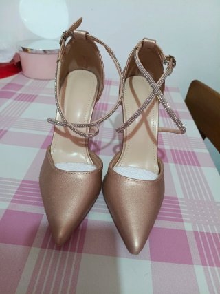 Zapatos tacón tiras cruzadas pedrería oro rosa