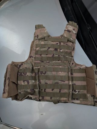 Traje y chaleco militar airsoft con accesorios