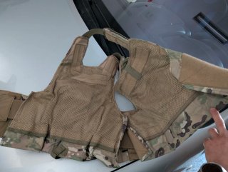 Traje y chaleco militar airsoft con accesorios