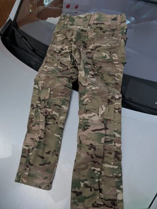Traje y chaleco militar airsoft con accesorios