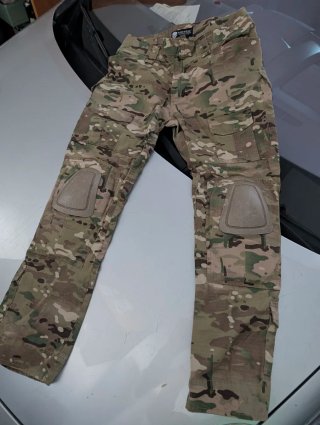 Traje y chaleco militar airsoft con accesorios