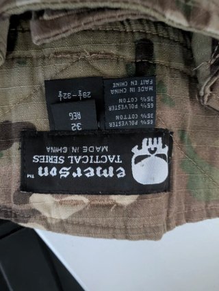 Traje y chaleco militar airsoft con accesorios