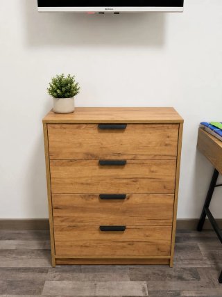 Cómoda de madera con tiradores negros