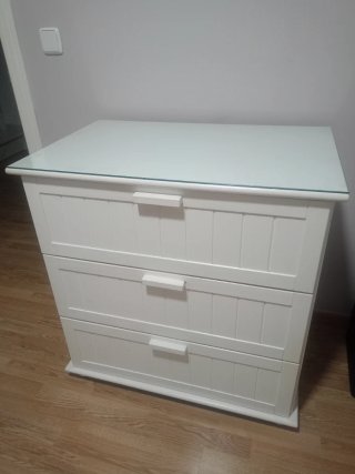 Cómoda de madera con 3 cajones y tapa de cristal